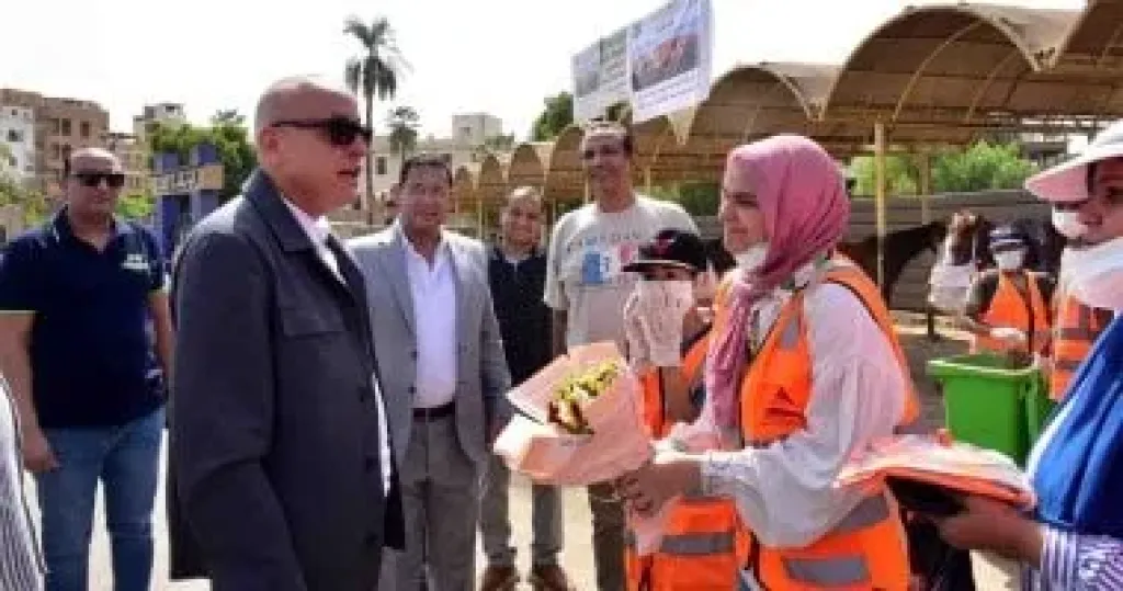 محافظ الأقصر يشارك فى حملة يوم فى حب مصر
