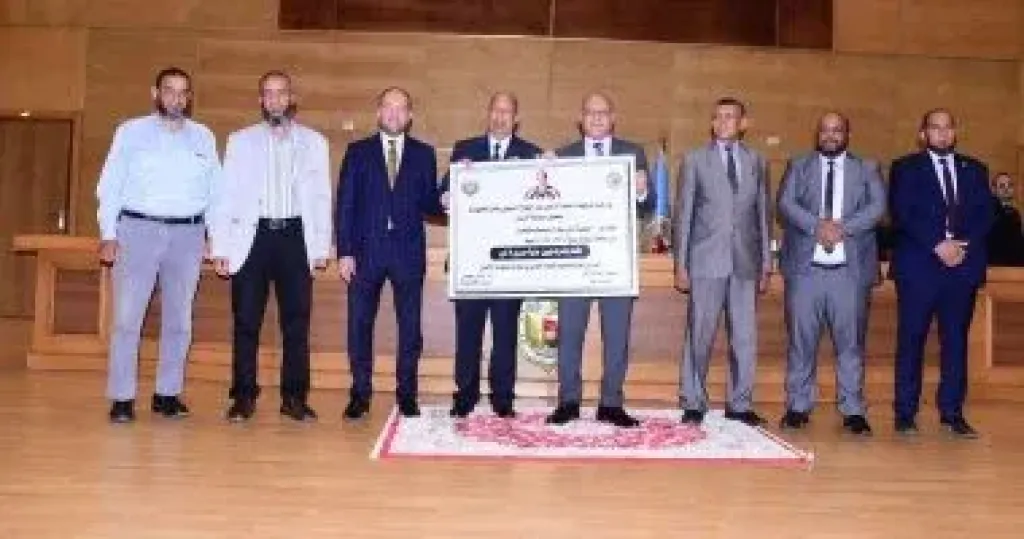رئيس الجامعة مع المشروع البحثى