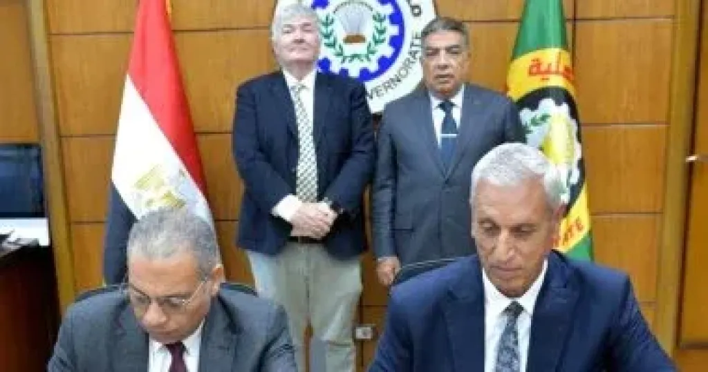 جانب من توقيع العقد بحضور المحافظ