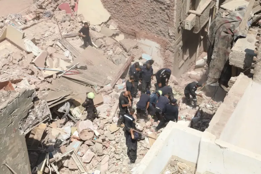 فحص المنازل المجاورة للعقار المنهار بالزقازيق