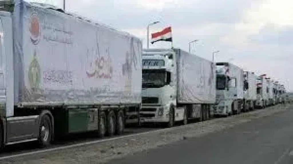 شاحنات المساعدات الإنسانية