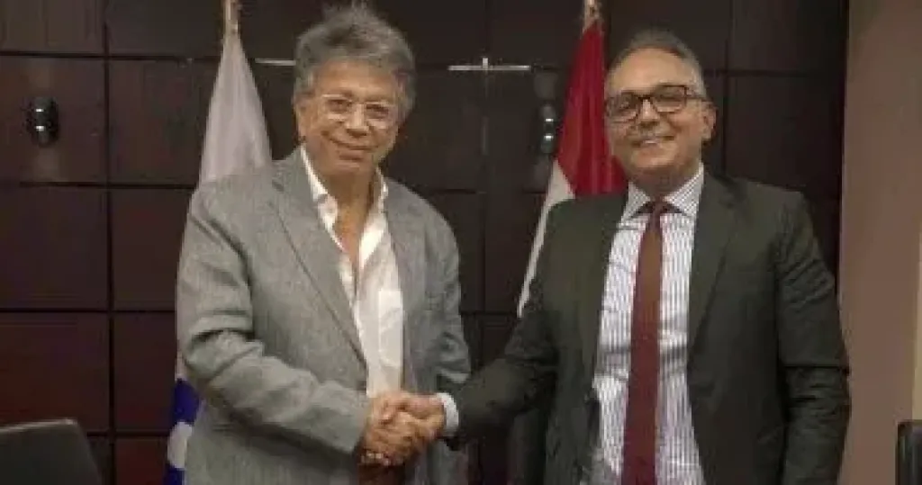 جانب من التوقيع 