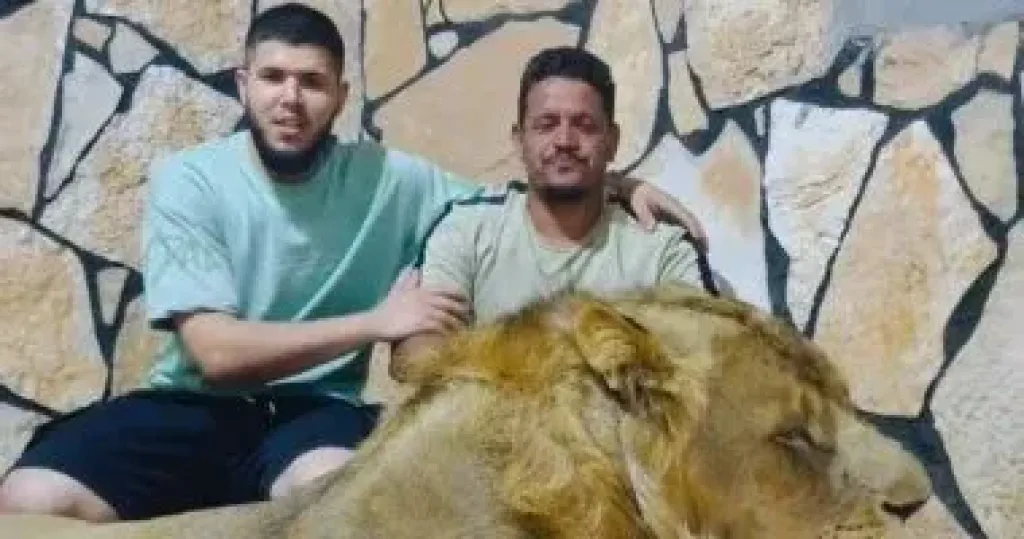 صاحب المزرعة الليبي رفقة العامل المصري