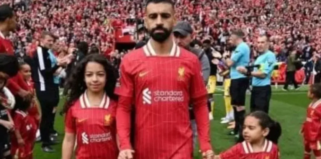 محمد صلاح يتوسط ابنتيه مكة وكيان