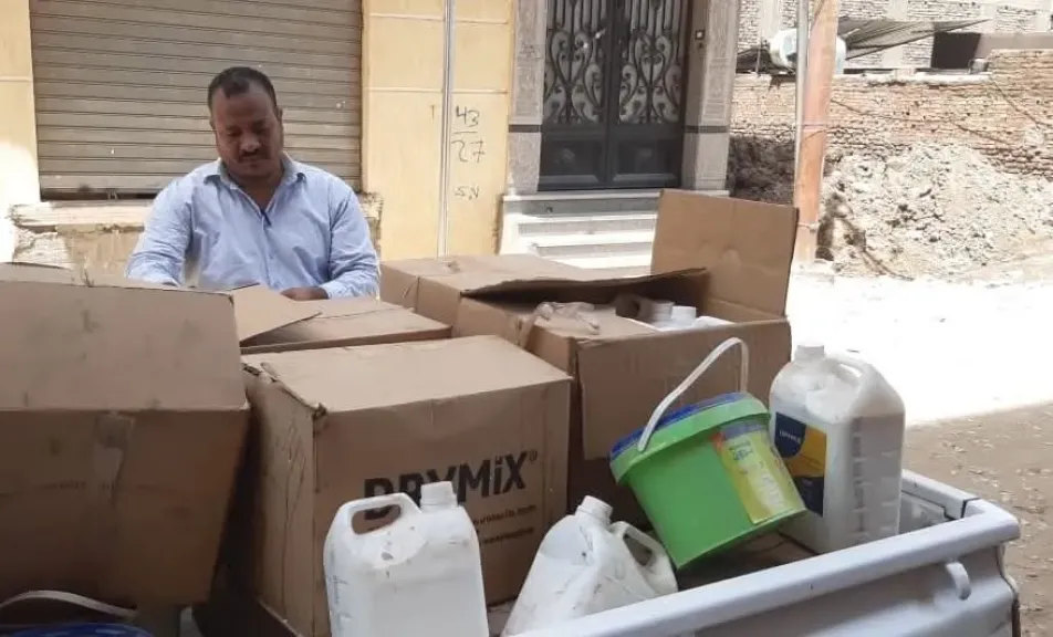 ضبط كيماويات بناء ومواد عازلة منتهية الصلاحية