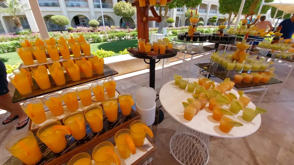 مهرجان الفاكهة يزين شواطئ الغردقة