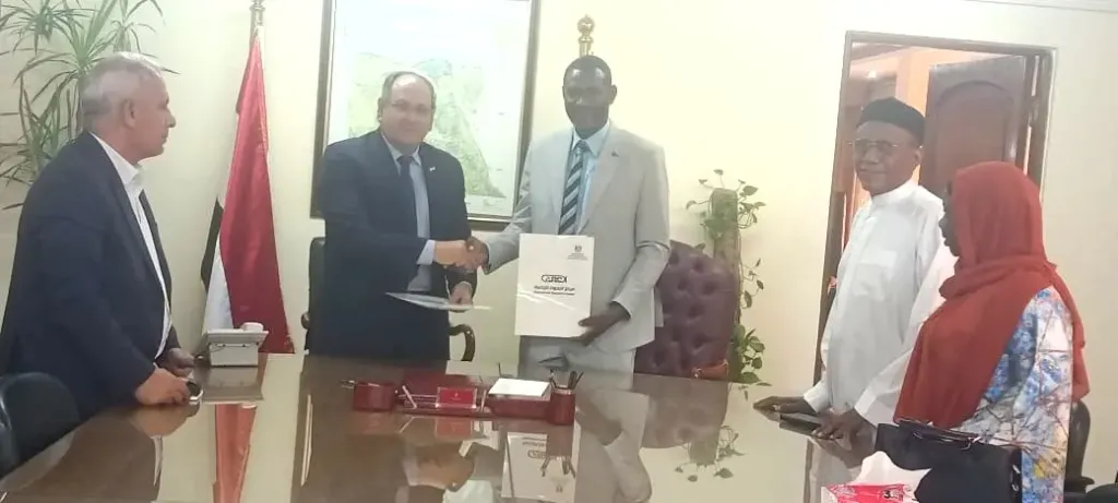 جانب من التوقيع 