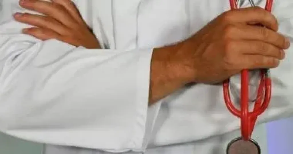 طبيب 