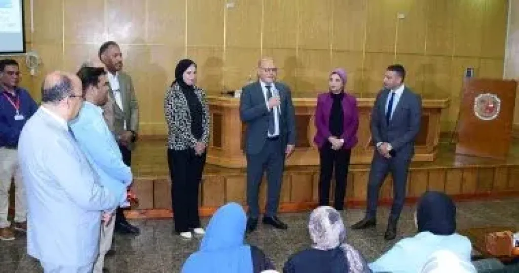 رئيس الجامعة يتفقد فعاليات المبادرة