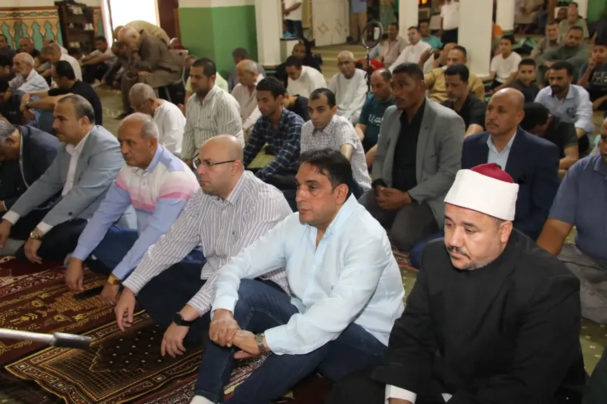 أثناء تأدية صلاة الجمعة بمسجد عمر بن عبدالعزيز 