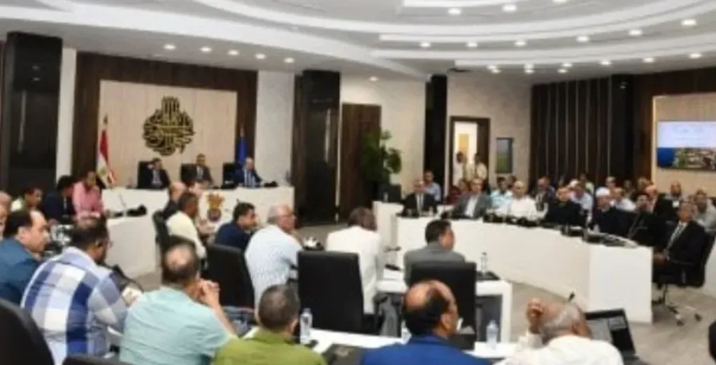 محافظ أسوان خلال الاجتماع