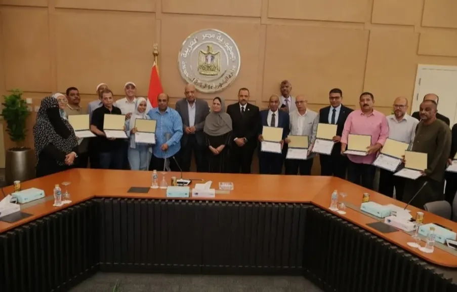 وزير الكهرباء يكرم العاملين 