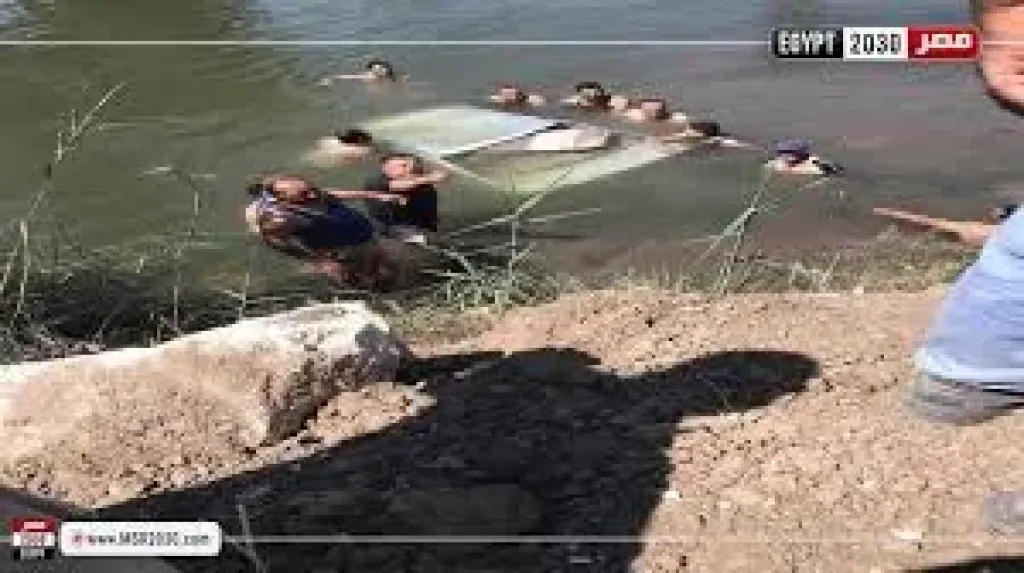 مصرع شخص وإصابة نجله إثر سقوط سيارة في ترعة