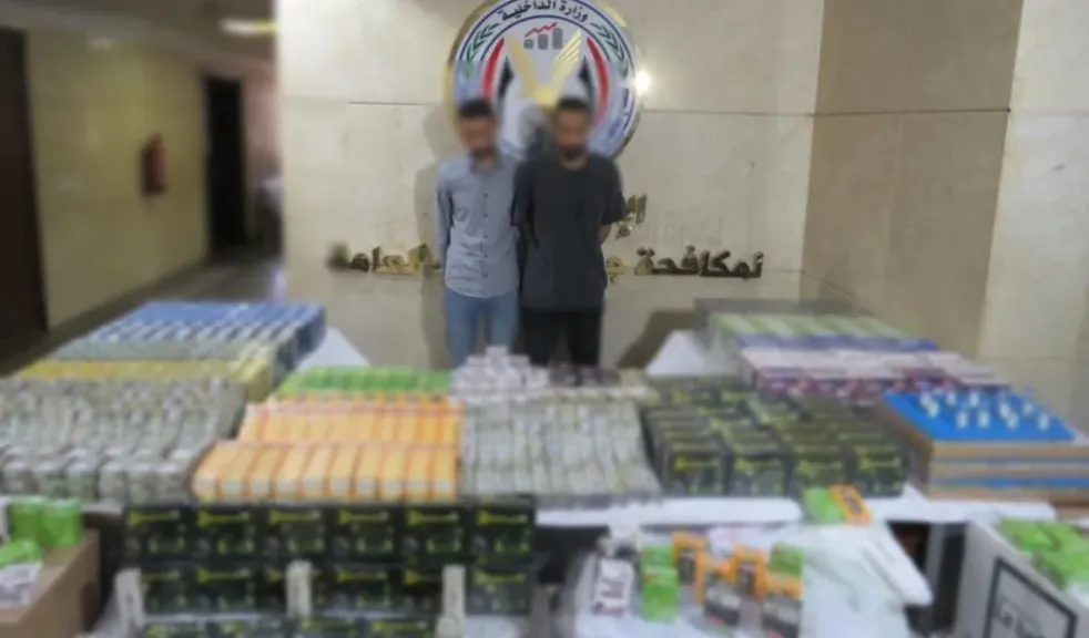 المتهمين بترويج ادوية مجهولة المصدر وبحوزتهم المضبوطات