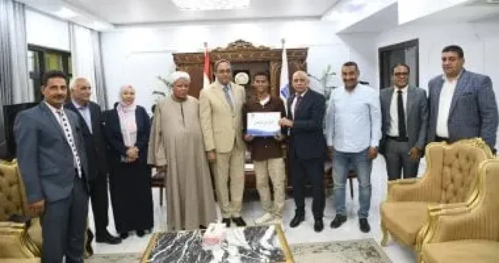 محافظ قنا يسلم عقود عمل لأوائل خريجي مدرسة المياه