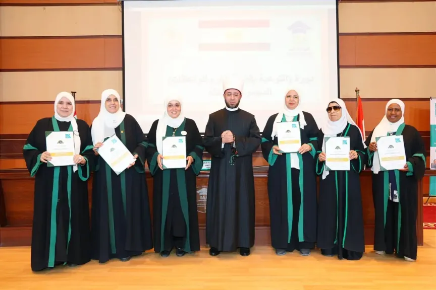 وزير الاوقاف يكرم واعظات المبادرة