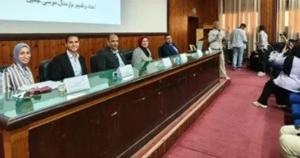 جانب من الندوة
