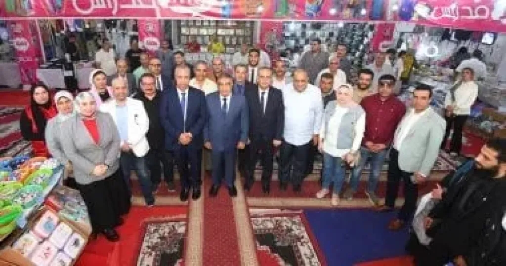 محافظ الدقهلية خلال افتتاح المعرض