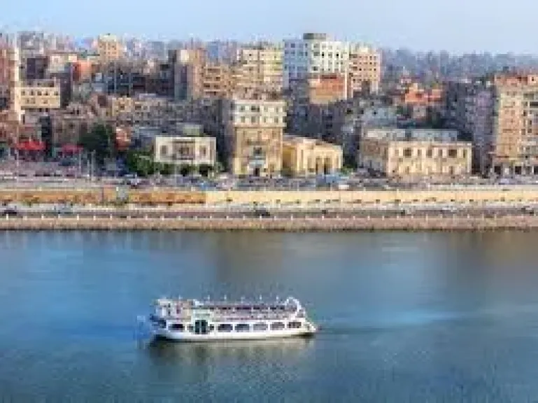 لحظة انقضاض الشاب على الطفل