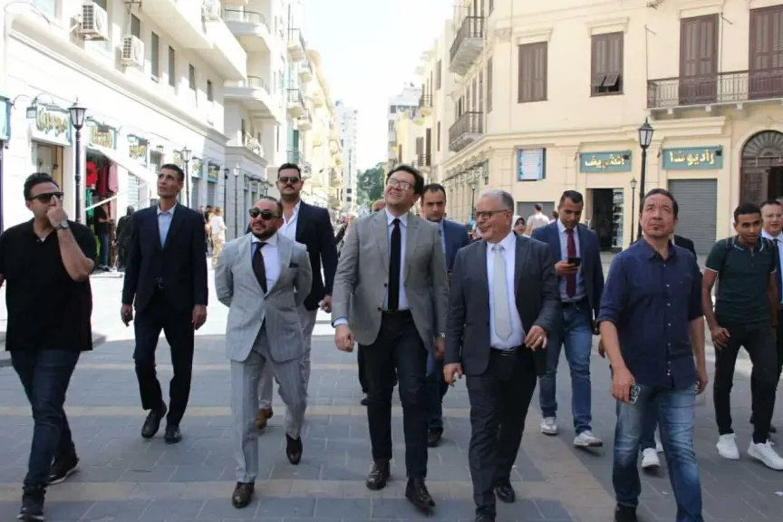 وزير الثقافة يتفقد أعمال تطوير شارع النبي دانيال ويوجّه بضمّه لبينالي الإسكندرية