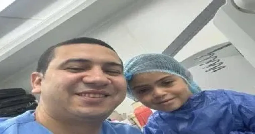 الطفلة المريضة مع الطبيب المعالج