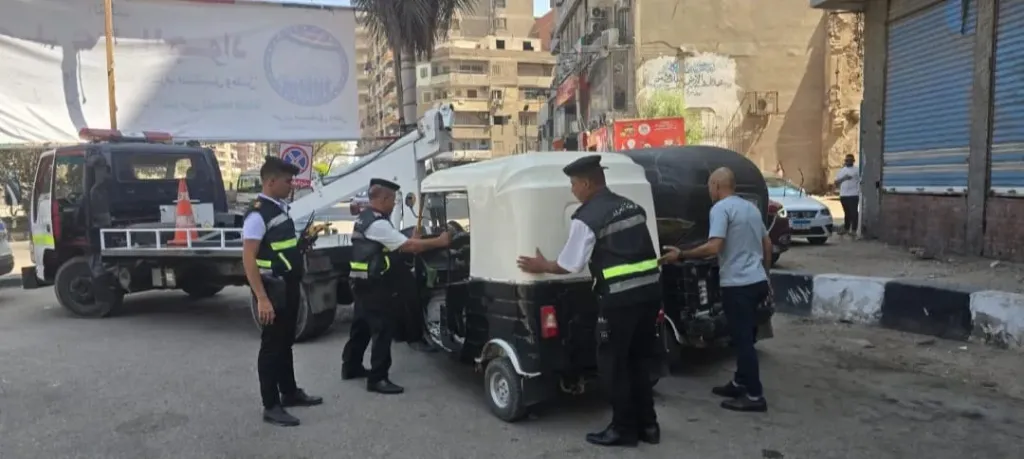 جانب من التكاتك المضبوطة 