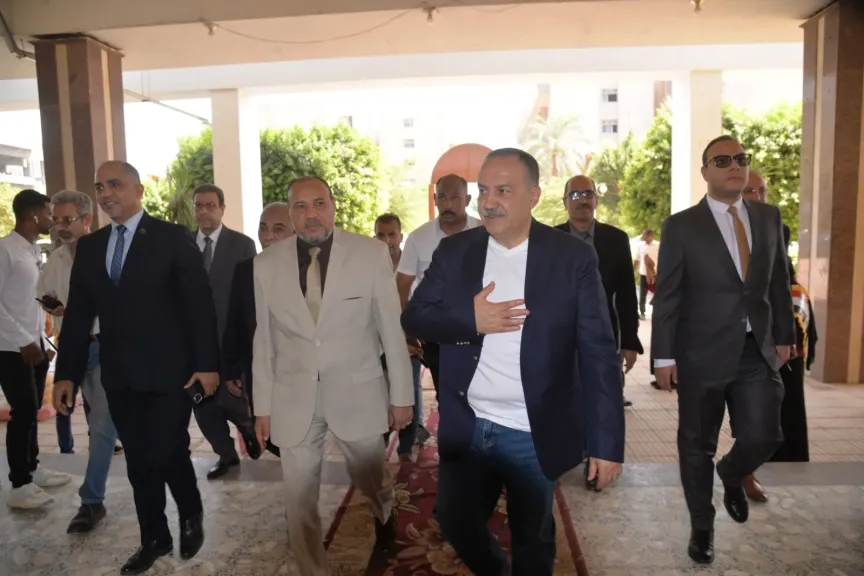 جانب من متابعه 
