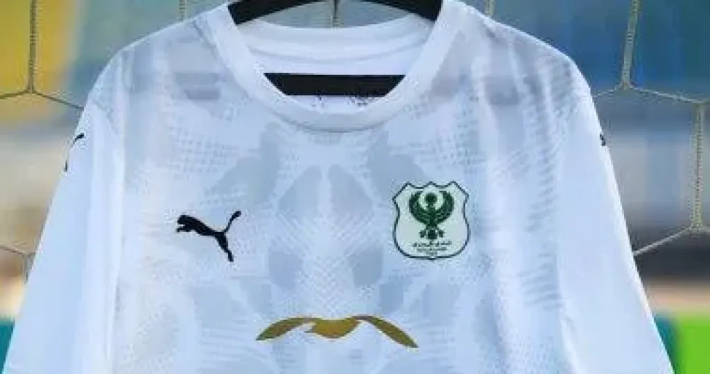 الزي الاساسي للنادي المصري 