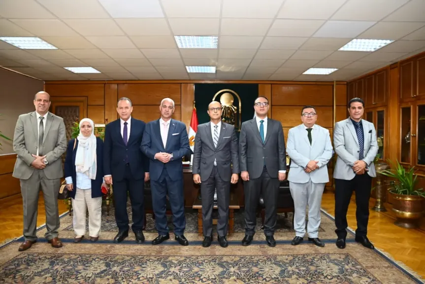 جانب من متابعه 