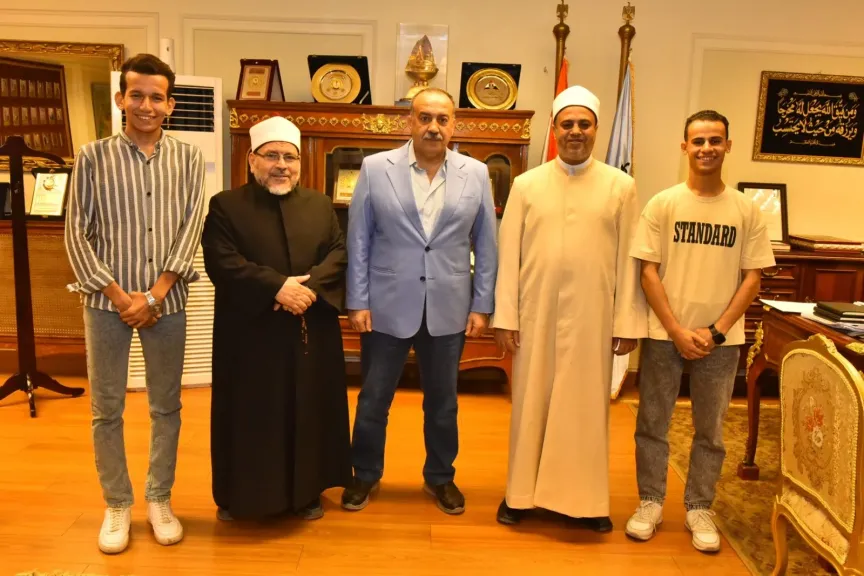 جانب من متابعه 