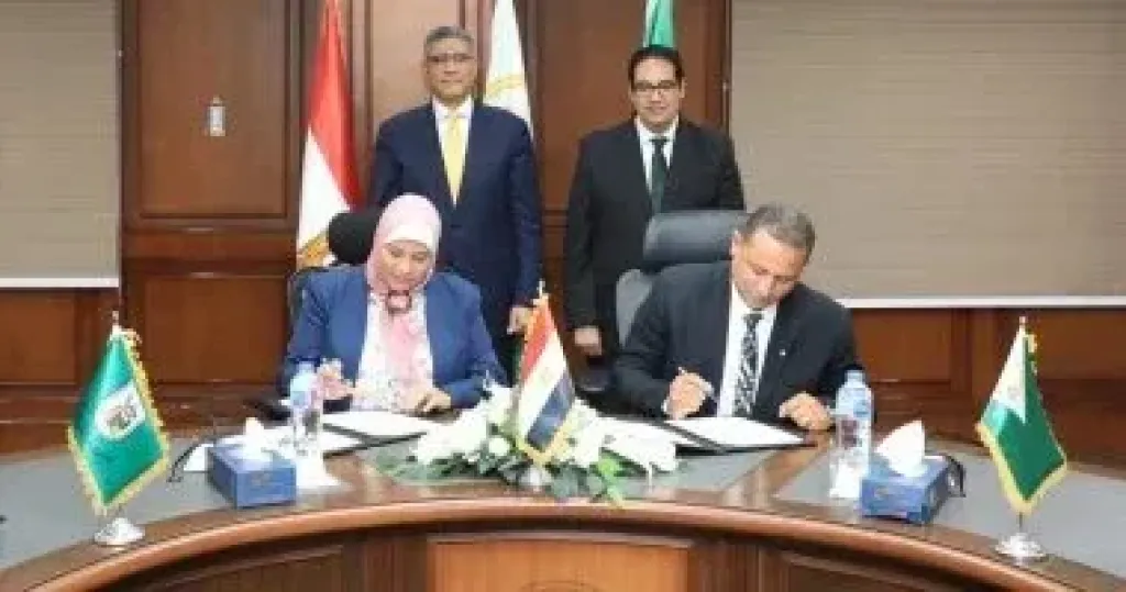 جانب من التوقيع 