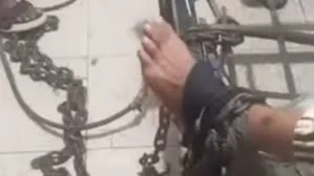 تقييد شاب 