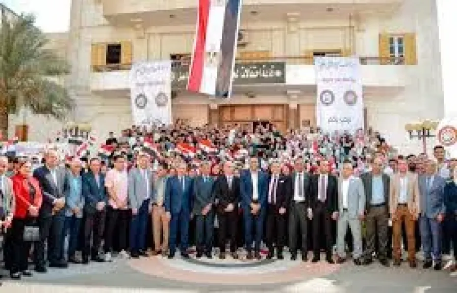 رئيس جامعه بنى سويفيشهد تحيه العلم