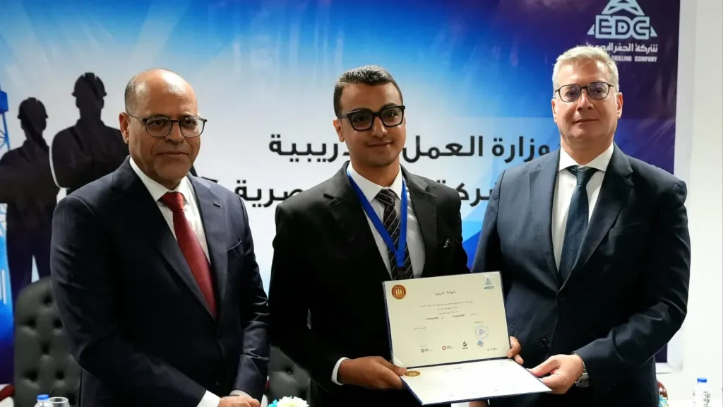 تسليم شهادات التخرج 