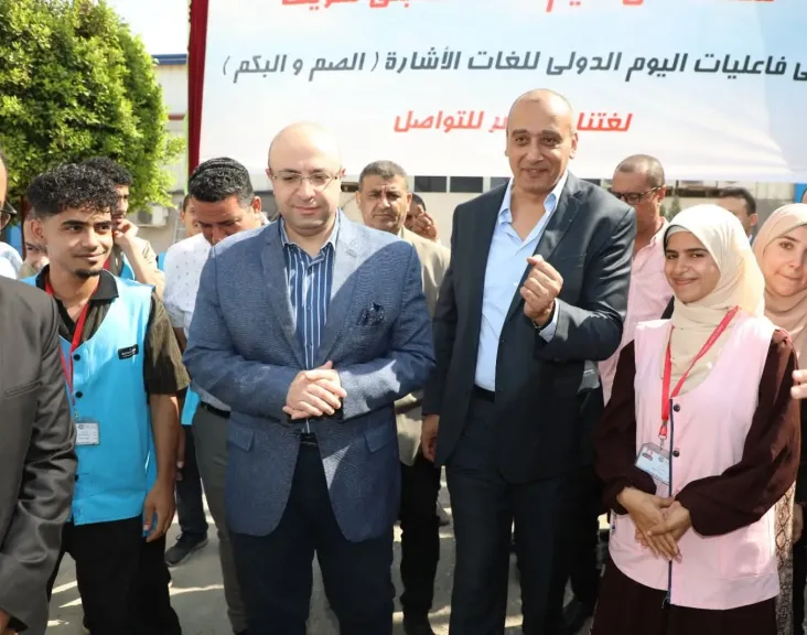 محافظ بني سويف مع العروسين 