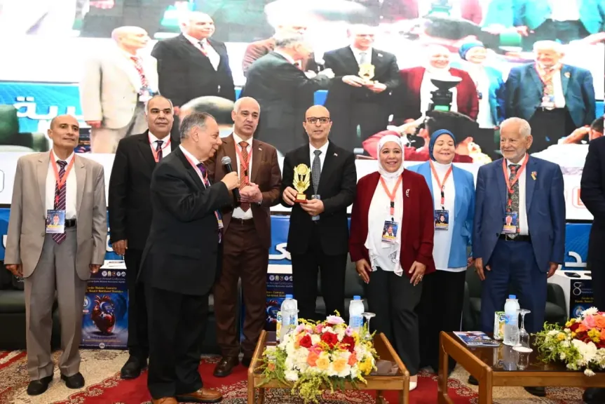 الدكتوره منال عز الدين رئيسه 