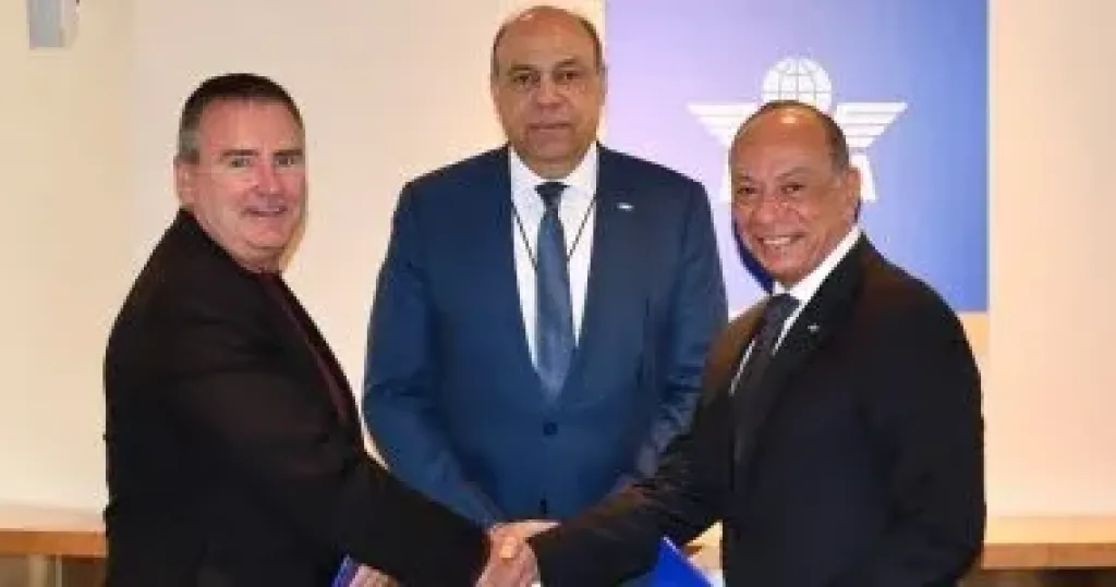 جانب من التوقيع