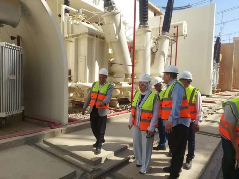 المهندسة صباح مشالي، نائب وزير الكهرباء خلال الجولة التفقدية