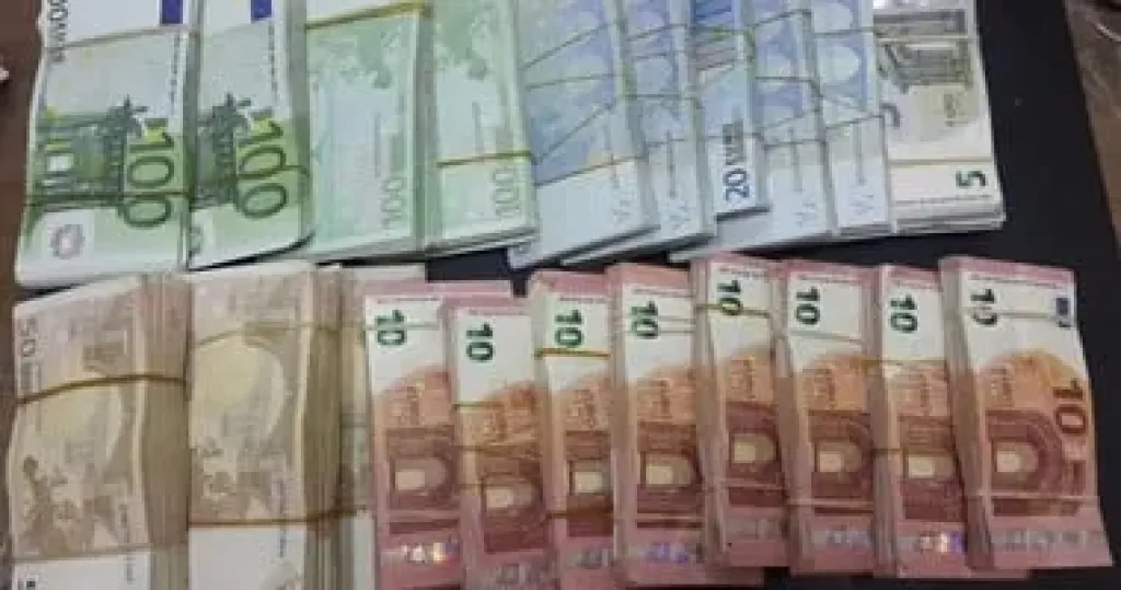متهم بتجارة العملة خارج نطاق السوق المصرفية