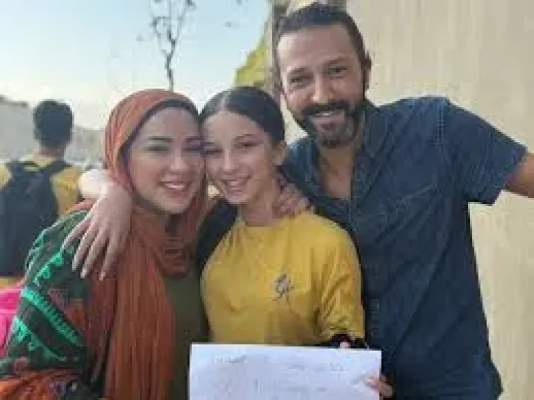 اسما شريف منير وابنتها وزوجها