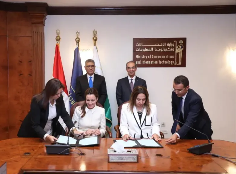 جانب من التوقيع