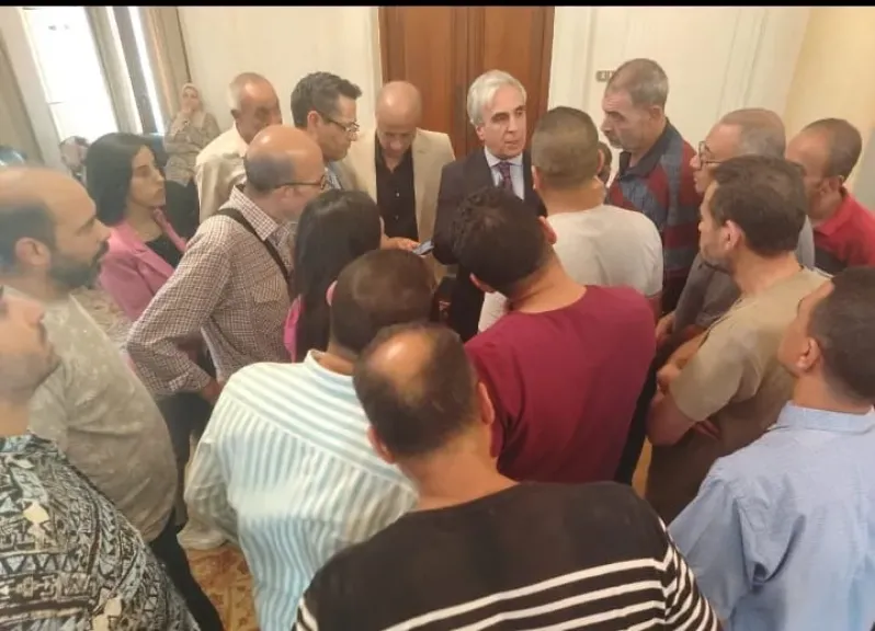 نقيب الصحفيين وأعضاء المجلس مع المعتصمين