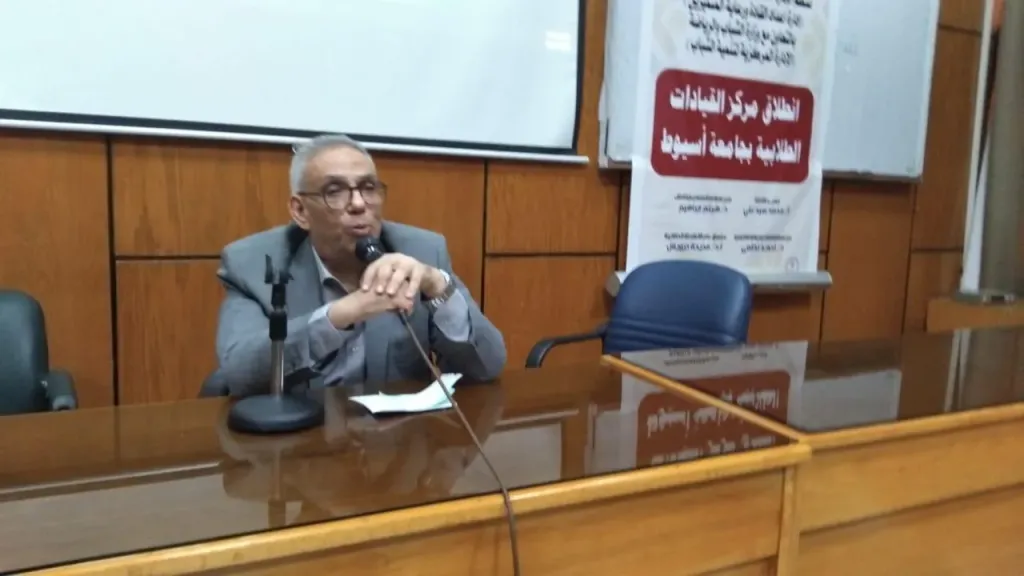 جانب من متابعه 