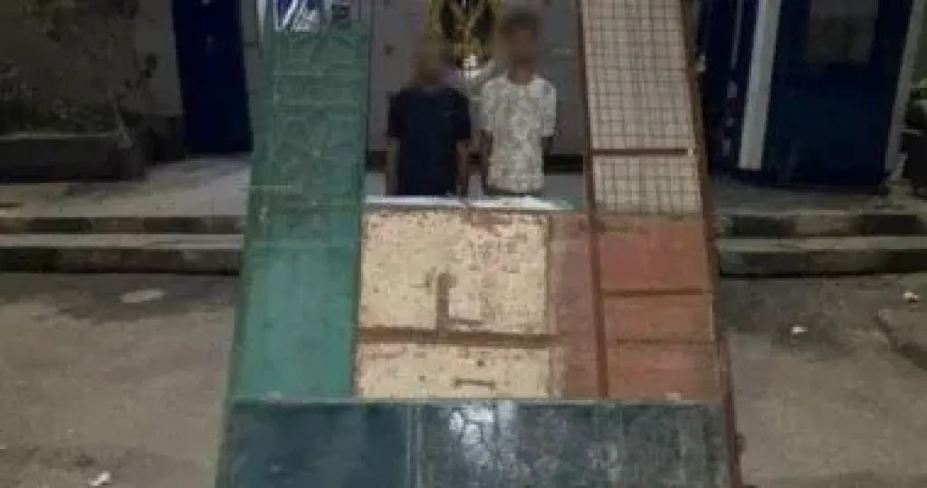 ضبط لصَّي مقابر بحلوان بحوزتهما مخدرات وأبواب حديدية