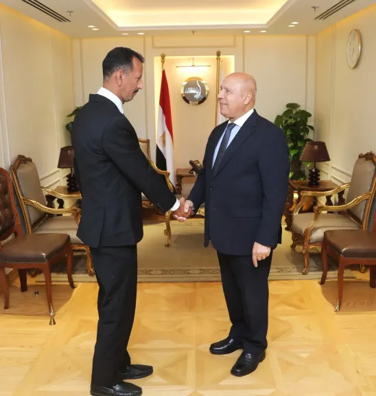 وزير النقل يكرم السائق