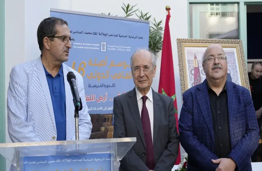 العلمي يتوسط حاتم البطيوي امين منتدى أصيلة والناقد شرف الدين ماجدولين