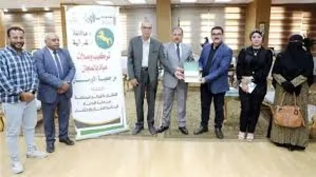 محافظ الشرقيه يتسلم شيك لتوصيل المياه