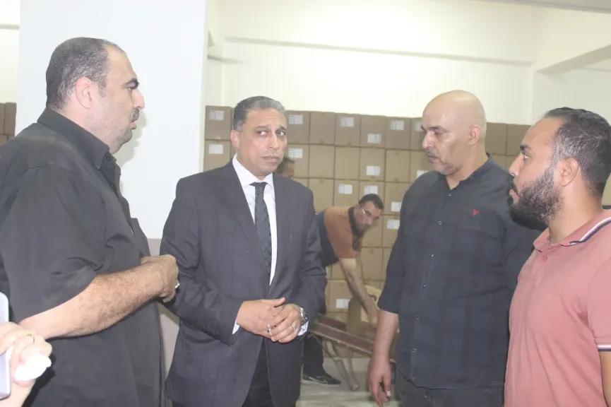 وكيل وزارة التعليم بالجيزة يتابع وصول أجهزة التابلت