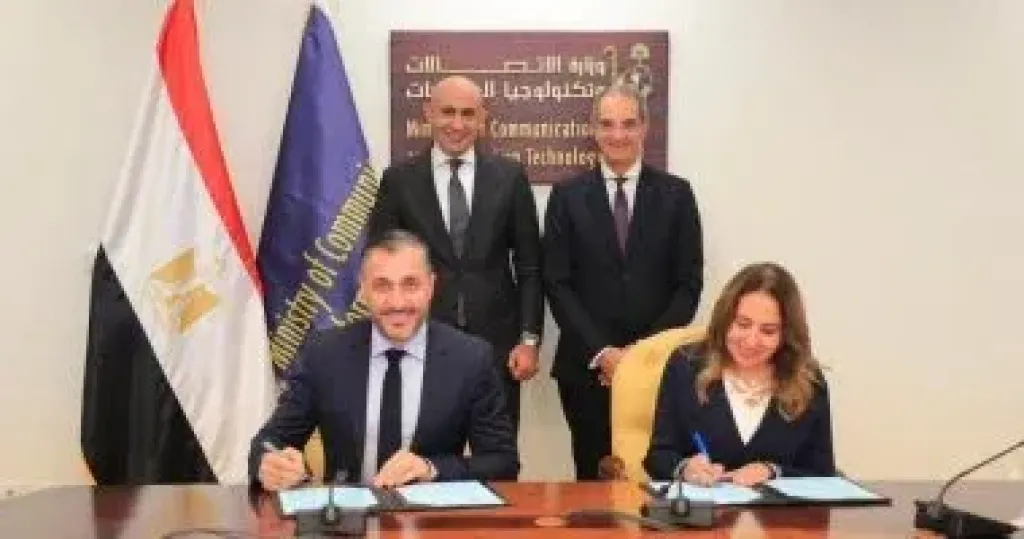 جانب من التوقيع 