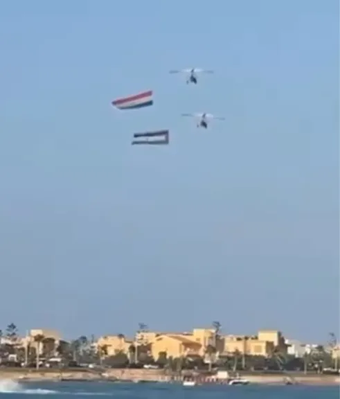 علم فلسطين يرفرف بجوار العلم المصري في سماء شرم الشيخ